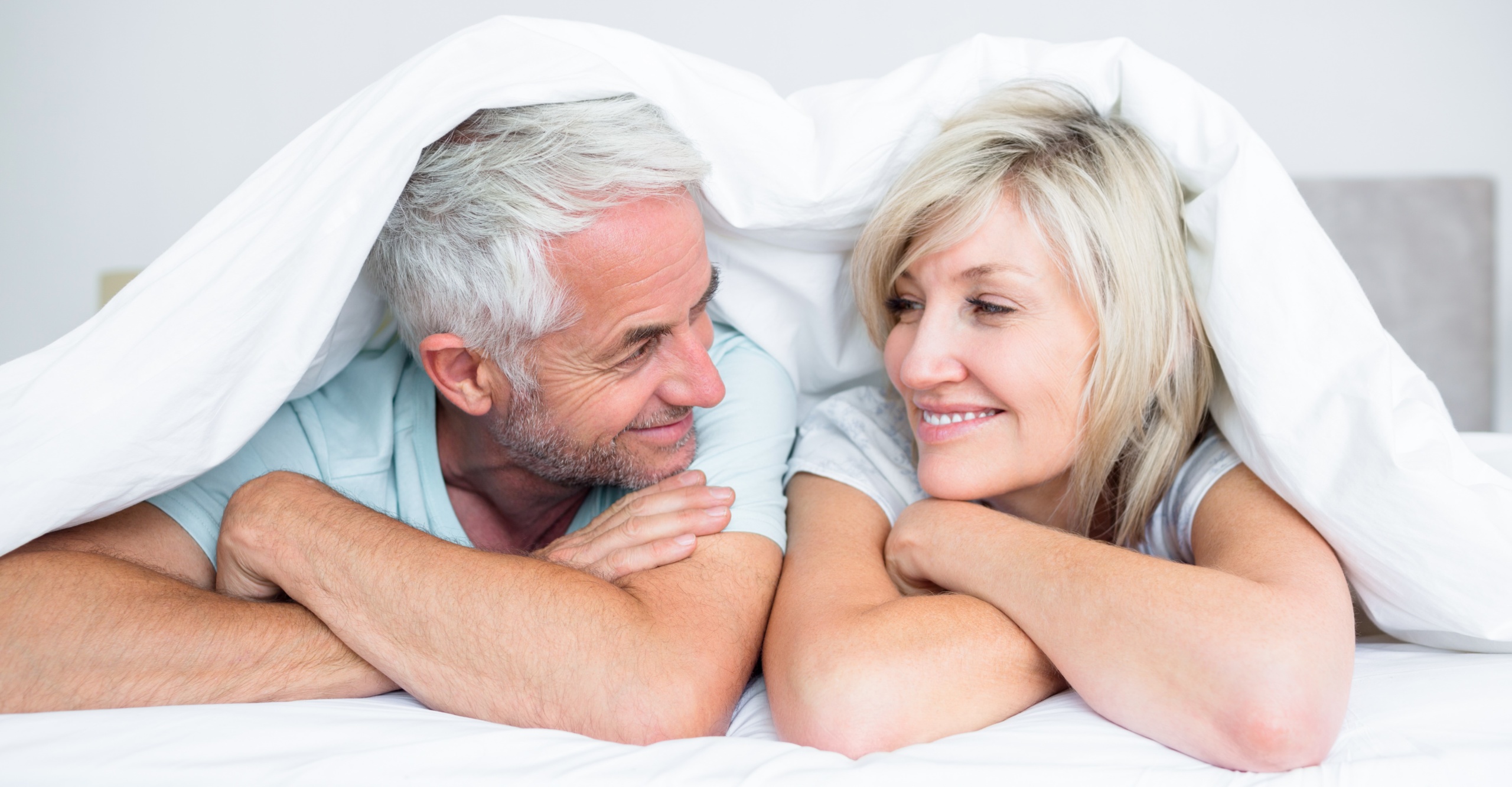 Пожилые супруги видео. Мужчина и женщина в возрасте. Женщина климактерического возраста. Пожилая пара в постели. Пожилой мужчина в постели.