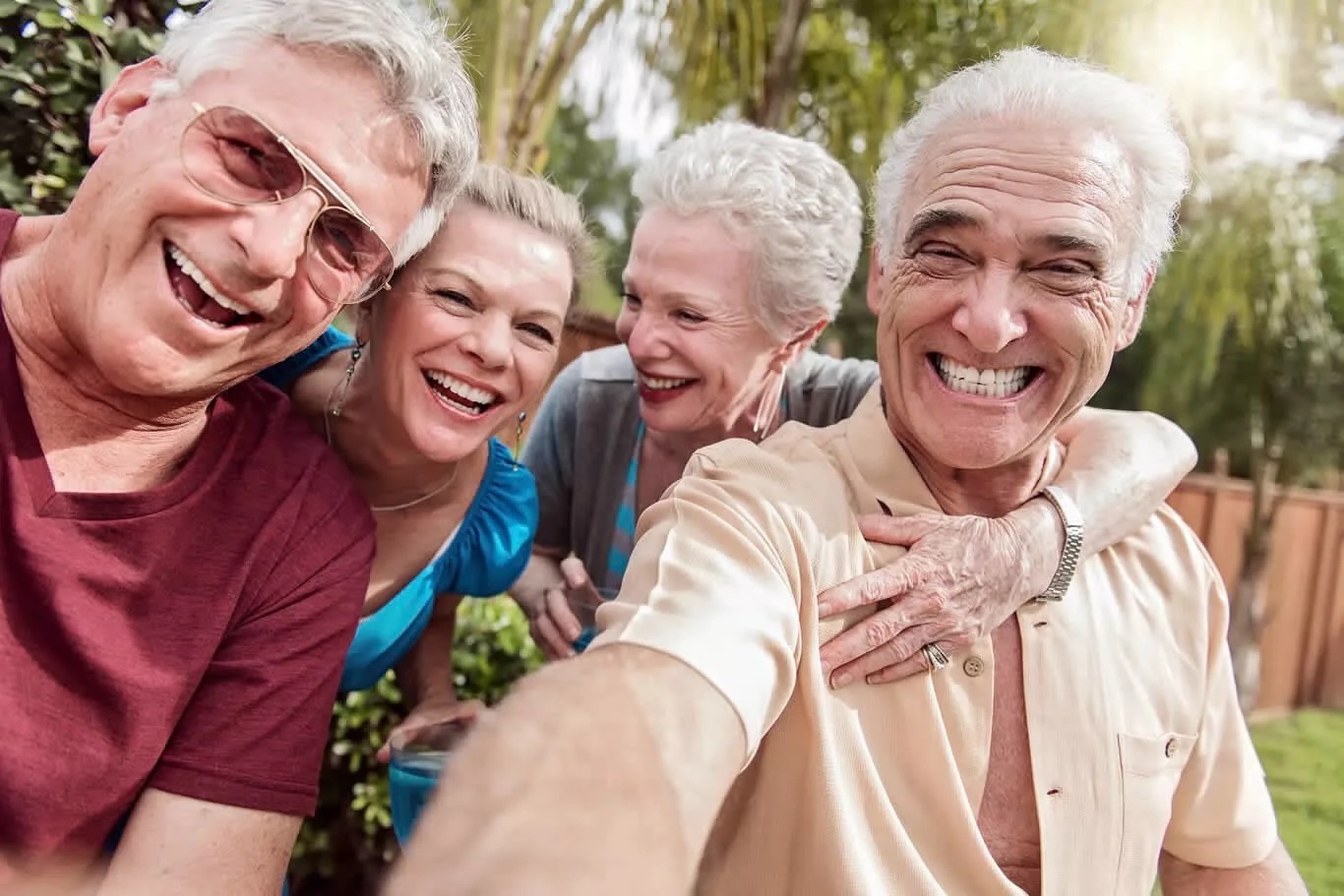 Счастливые пожилые люди