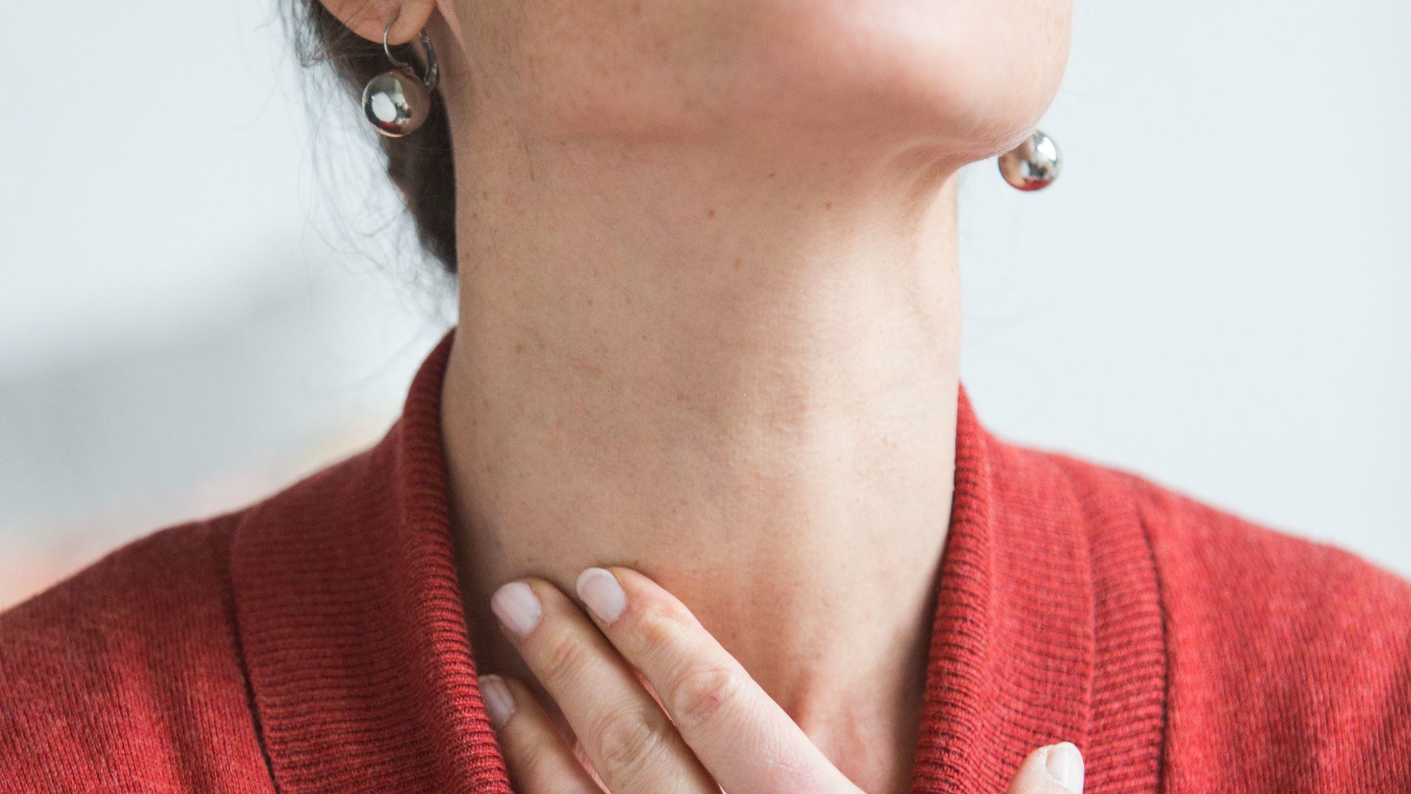 Шея с проблемной щитовидной железой