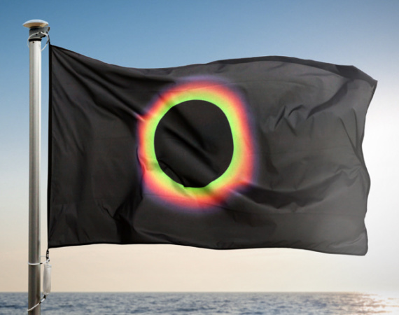 Первый в мире флаг, предупреждающий о критической опасности солнца
